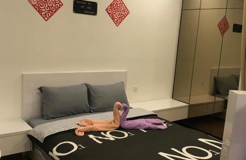 Seri Kembangan Apartment | Ideal De ONe HomeStay with Pool & Netflix on High Floor
