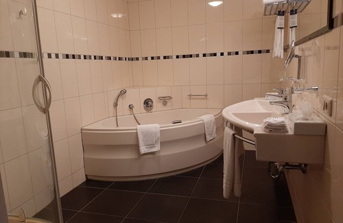 Herten Hotel | Oceanfront Bliss at De Oolderhof: 4-Star Getaway