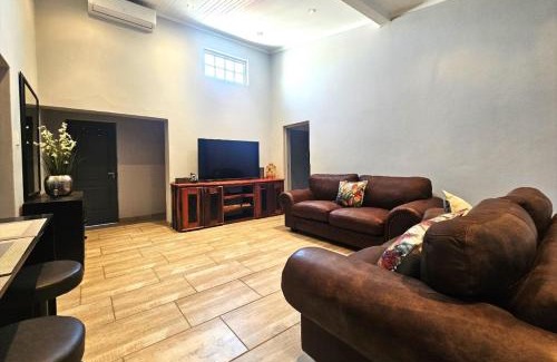Kimberley House | Pet-Friendly Retreat at De Oude Sleeper Inn - 10/10 Rated