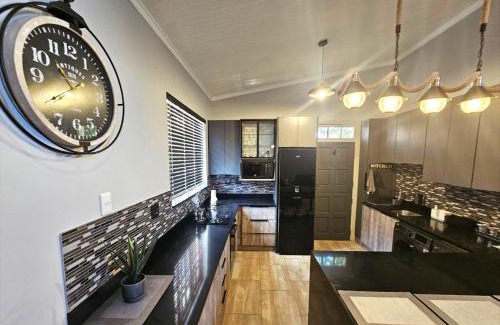 Kimberley House | Pet-Friendly Retreat at De Oude Sleeper Inn - 10/10 Rated