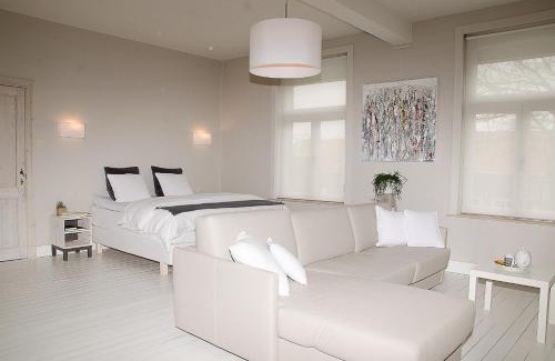 Zillebeke Apartment | Relax at De Pastorie - Zillebeke with Oceanfront Amenities
