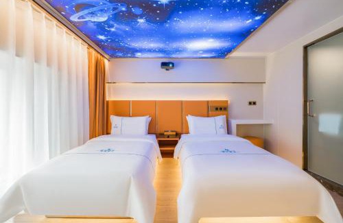 Middle Chaoyang Hotel | De quan Hotel Free breakfast and lunch are provided Coffee beverages andsnacks are available in the lobby Free access to the gym and laundry room Located in the city center, near Shifoying