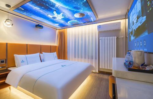 Middle Chaoyang Hotel | De quan Hotel Free breakfast and lunch are provided Coffee beverages andsnacks are available in the lobby Free access to the gym and laundry room Located in the city center, near Shifoying