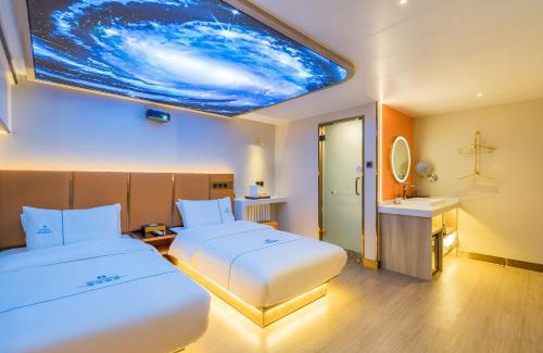 Middle Chaoyang Hotel | De quan Hotel Free breakfast and lunch are provided Coffee beverages andsnacks are available in the lobby Free access to the gym and laundry room Located in the city center, near Shifoying
