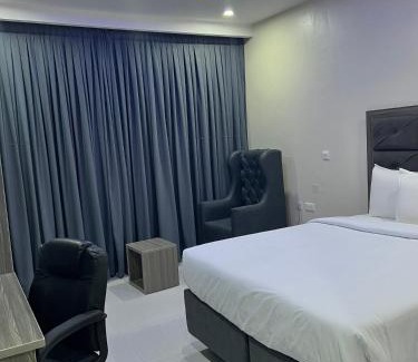 Surulere Hotel | Discover De Rigg Place in Surulere: Pool & Breakfast Included