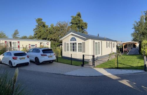 Sint-Annaland Resort | De Roos Chalet 174: Oceanfront Retreat with Hot Tub