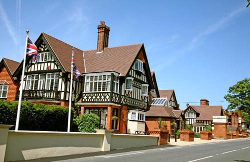 Warley Hotel | Elegant De Rougemont Manor: Pool, Restaurant & Family Fun