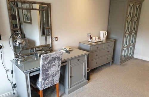Warley Hotel | Elegant De Rougemont Manor: Pool, Restaurant & Family Fun