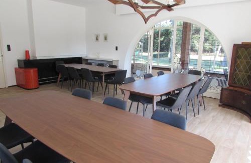 Lagen Rooi House | Guest Rated: De Spreekkamer with Family-Friendly Amenities
