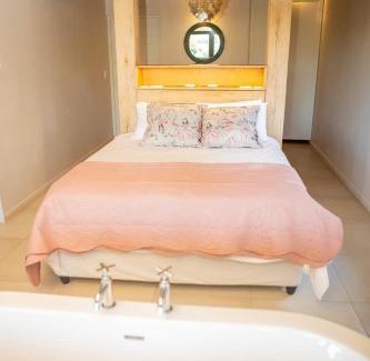 Uilenkraal House | Outstanding Stay at De Uijlenes - 4 Star with Hot Tub!
