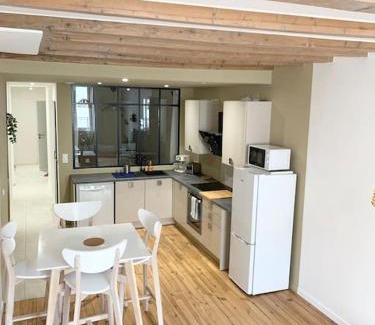 Villefranche-sur-Saone Apartment | De Ville en Vignes: A Top-Rated Retreat with Pool Access