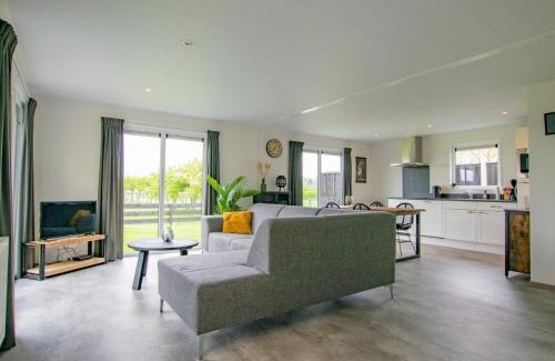 Heiloo Ski Chalet | De Zwaluw: 4-Star Retreat with Family-Friendly Amenities