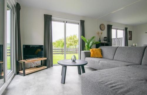 Heiloo Ski Chalet | De Zwaluw: 4-Star Retreat with Family-Friendly Amenities