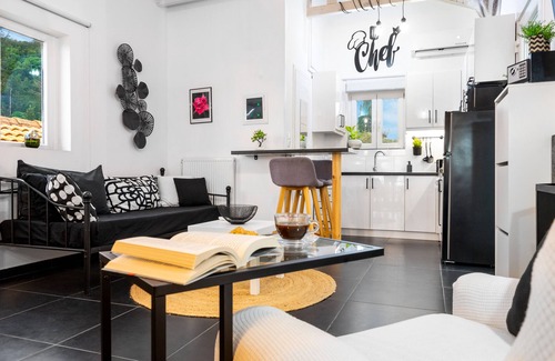 Spartylas Apartment | Dea Attica: Sea View Apartment with Pool and Breakfast