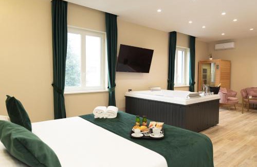 Giugliano in Campania Hotel | Relax at DEA SUITE with Inviting Hot Tub Amenities