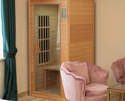 Giugliano in Campania Hotel | Relax at DEA SUITE with Inviting Hot Tub Amenities