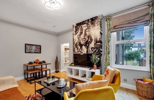 Selhurst Apartment | Dead Cool Flat with Designer Decor – Hassle-Free!