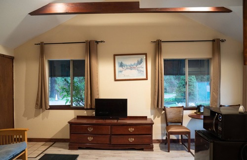Redway Hotel | Dean Creek Resort: Family-Friendly Getaway with Pool & Spa
