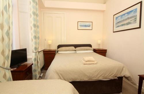 Kilmarnock Bed & Breakfast | Inviting Dean Park Guest House with Breakfast & Family Amenities