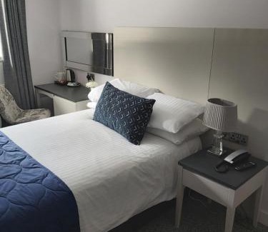 Kirkcaldy Hotel | Dean Park Hotel: Guest Favorite with Hot Tub & Dining Options