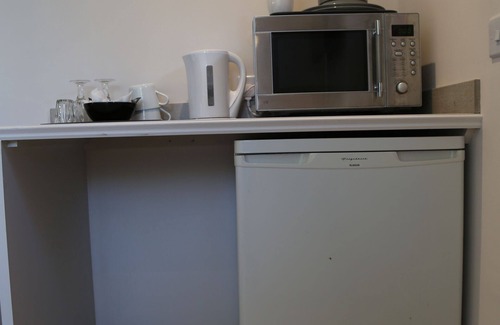 Brunel Bed & Breakfast | Comfortable Stay at Debden Guest House with Breakfast Included