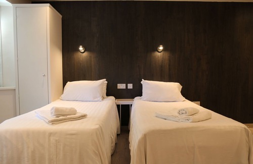 Brunel Bed & Breakfast | Comfortable Stay at Debden Guest House with Breakfast Included