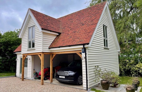 Howlett End Cottage | Comfortable Debussys Guest House - Ideal for Families