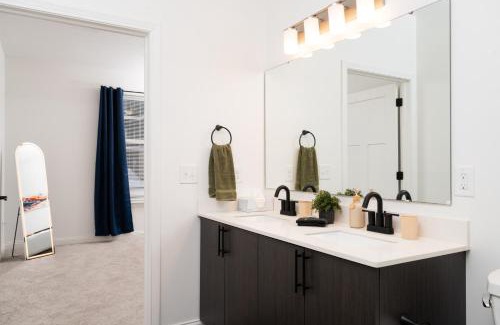 Whitestown Apartment | Decadent Haven Spacious 2BR 2BA 2 King Beds WFH GYM