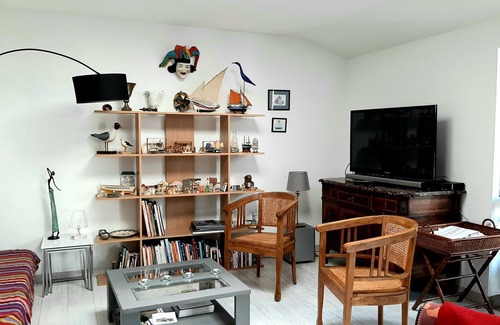 Bacalan House | Discover Decibel House and Wall-E with Kitchen Amenities