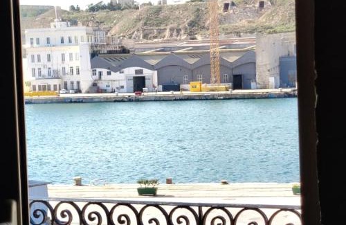 Cospicua Apartment | Stunning Views at Deck 3 Savynomad Harbour Residences
