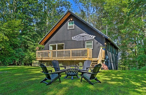 East Stroudsburg House | Pet-Friendly East Stroudsburg Home with Deck & Gas Grill