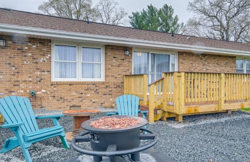 Bealeton House | Family-Friendly Bealeton Farmhouse with Cozy Fire Pit