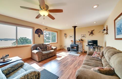 New Concord House | Inviting Kentucky Lake Getaway with Water View & Lookout Deck
