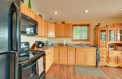 New Concord House | Inviting Kentucky Lake Getaway with Water View & Lookout Deck