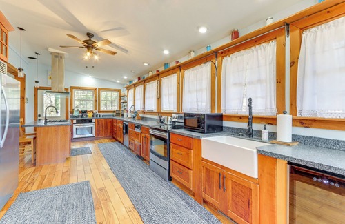 Cherry Log Cabin | Deck & Fire Pit: Cherry Log Cabin on Farm!