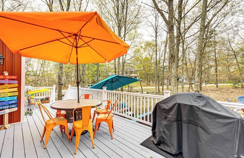 Bushkill Cabin | Stylish East Stroudsburg Home with Pool & Spa Amenities