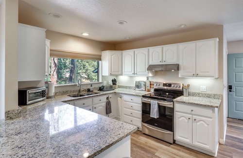Pinetop-Lakeside Cottage | Pet-Friendly Blue Jay Chalet Cabin with Game Room Fun