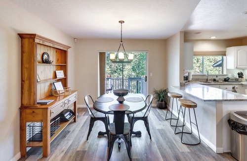 Pinetop-Lakeside Cottage | Pet-Friendly Blue Jay Chalet Cabin with Game Room Fun