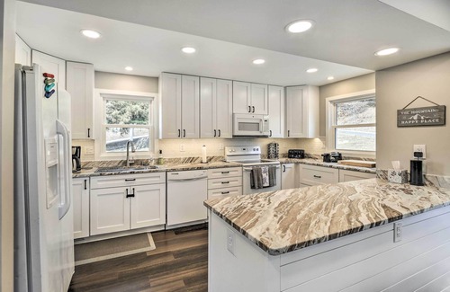 Lynn Garden House | Inviting Kingsport Home with Deck & Mountain Views