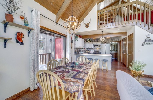 Munds Park Cabin | Cozy Munds Park Cabin with Tesla Charger & Hot Tub Access