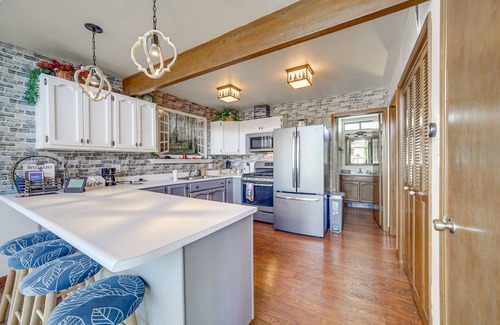Munds Park Cabin | Cozy Munds Park Cabin with Tesla Charger & Hot Tub Access