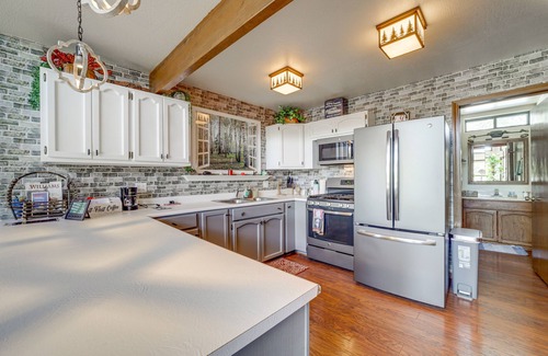 Munds Park Cabin | Cozy Munds Park Cabin with Tesla Charger & Hot Tub Access