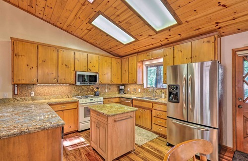 Twain Harte Cabin | Relaxing Twain Harte Cabin with Deck & Forest Views