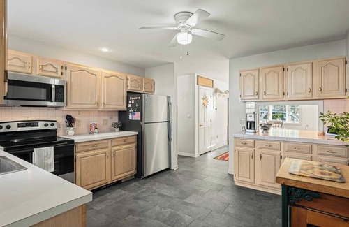 Tafton Cottage | Deck w/Lake Views, Fireplace, Shuffleboard, and Office Lakeside Retreat