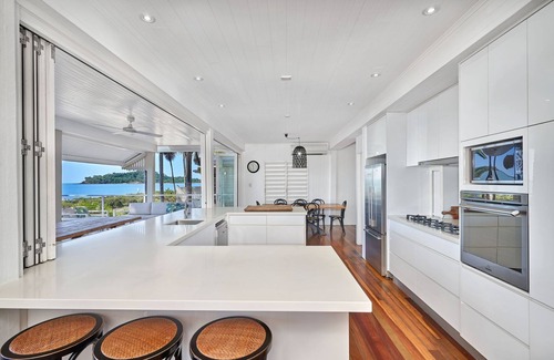 Clifton Beach House | Ocean View Retreat with Pool & Kitchen - Rated 9.8/10
