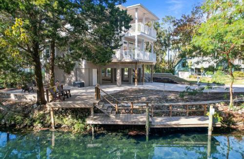 Homosassa House | Idyllic Canalfront Getaway with Family-Friendly Amenities