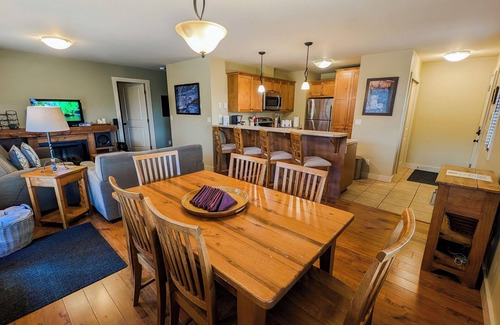 Golden Condo | Scenic 2 Bedroom Condo with Private Hot Tub & Spa Amenities