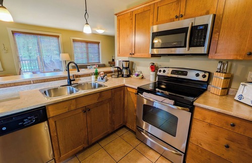 Golden Condo | Scenic 2 Bedroom Condo with Private Hot Tub & Spa Amenities