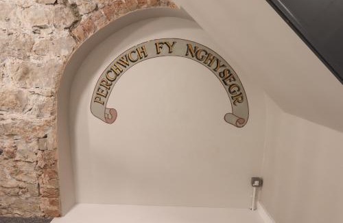 Dyserth Apartment | Pet-Friendly Declaration Suite - Rated 10/10 for Families