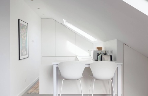 Sao Sebastiao da Pedreira Apartment | Trendy Deco Gem in the Heart of the City Center